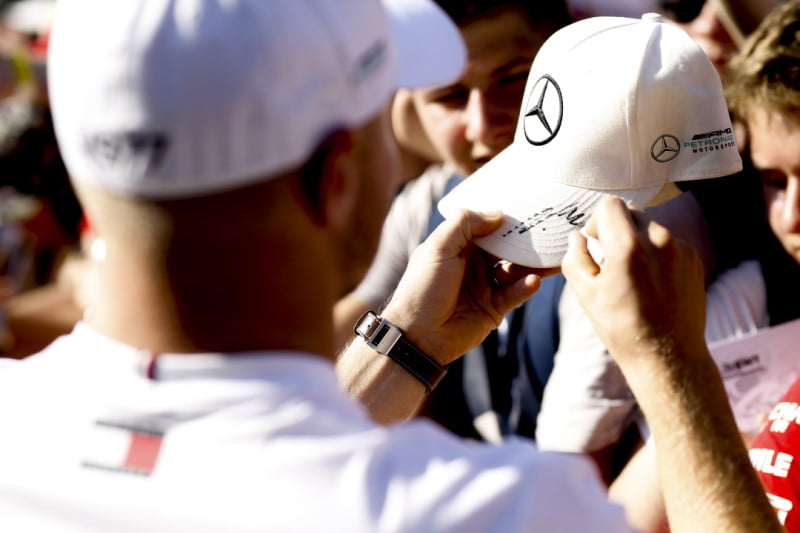Mercedes drivers sign autographs for F1 fans 2020