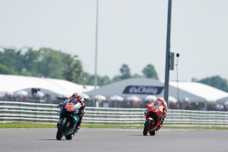 Marc Marquez chases Fabio Quartararo for victory in the 2019 Thailand MotoGP