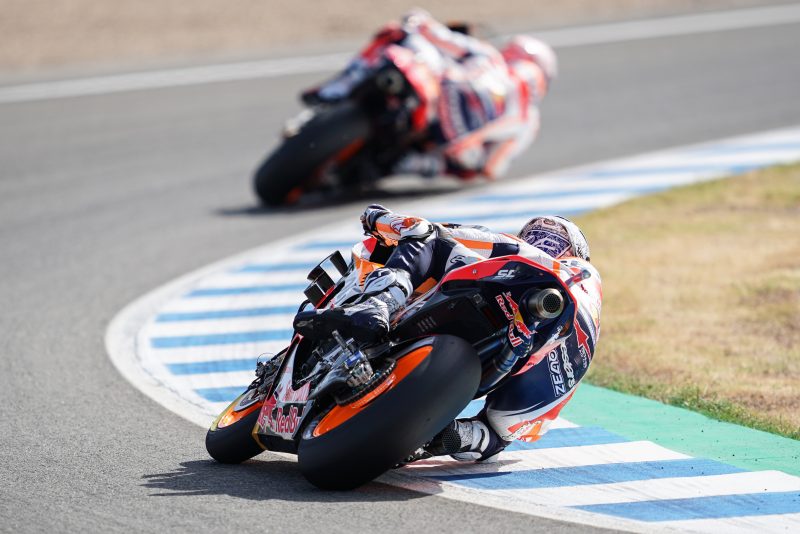 2020 MotoGP Championship - Marc Marquez races ahead of his brother Alex