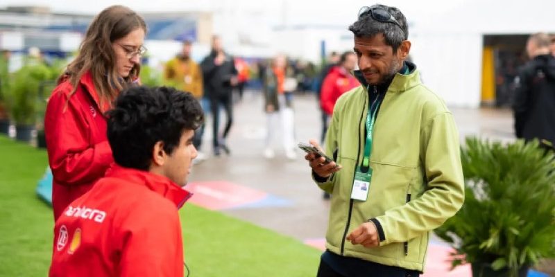 Kunal Shah interviews Jehan Daruvala during the Formula E rookie test. Jehan made his Mahindra Racing debut during this test.