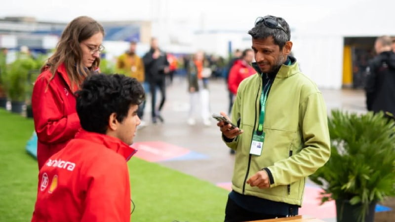 Kunal Shah interviews Jehan Daruvala during the Formula E rookie test. Jehan made his Mahindra Racing debut during this test.